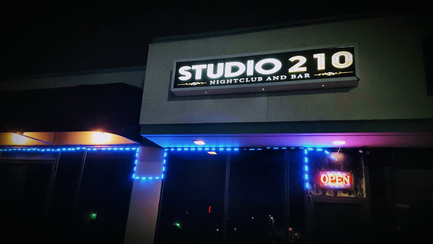Studio 210 Bar photo 4