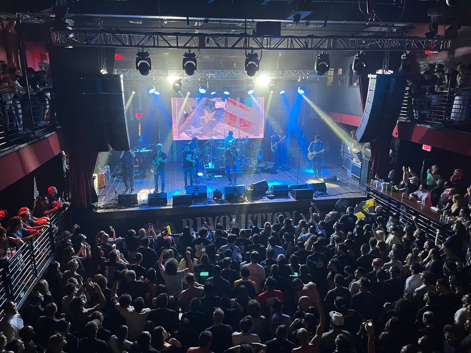 Revolution Live photo 5